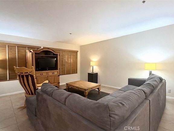 4th image of 43170 Wall St APT E