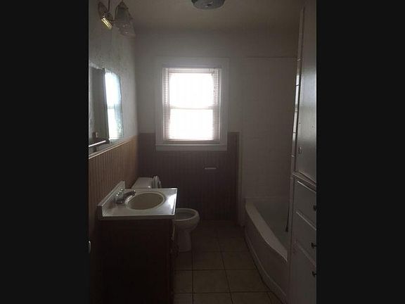 5th image of 1110 NW Cherry Ave