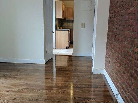 2nd image of 3111 Crescent St APT D4