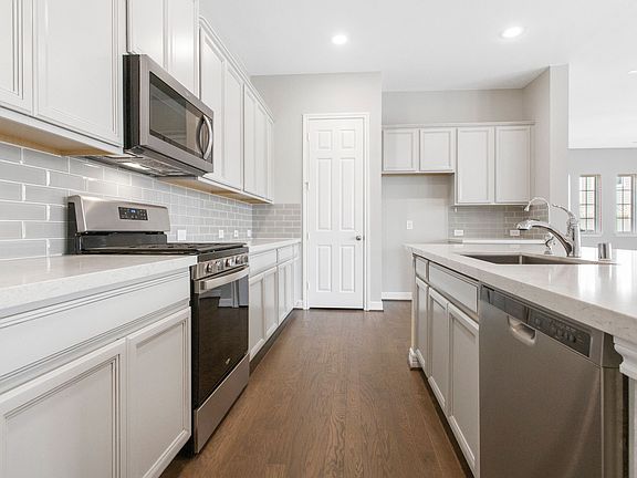 Lakeshore at Towne Lake - Nicola Interior Image 3
