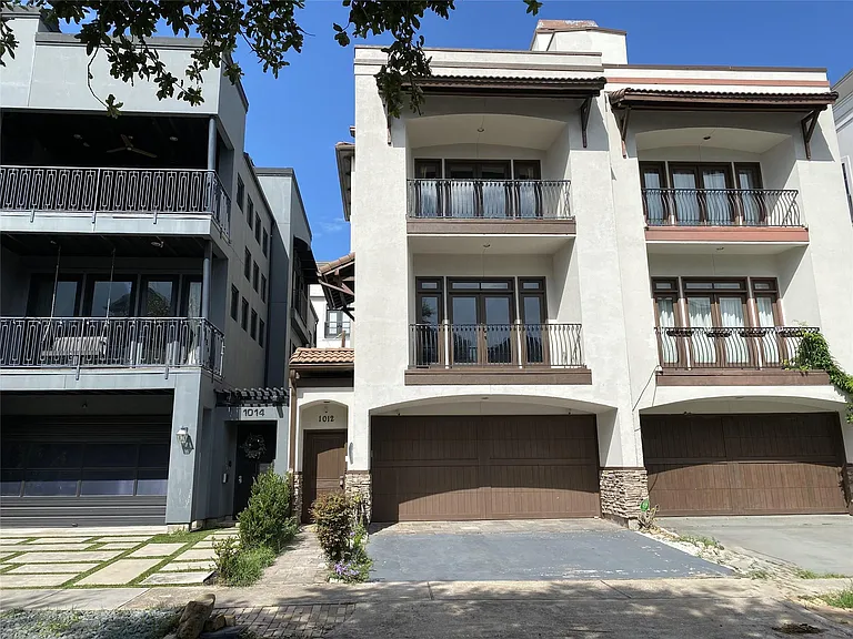 1012 Crocker St — Photo 1