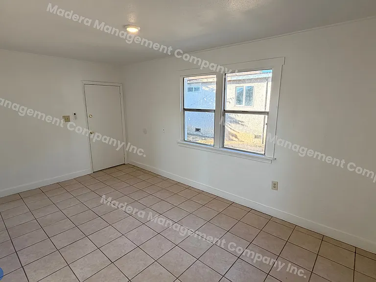 712 3/4 S D St — Photo 4