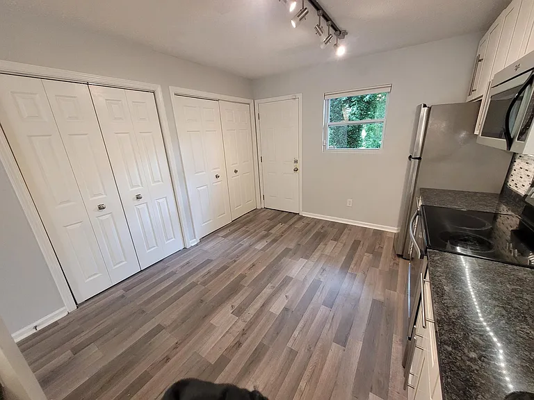 1277 Oak St SW #B — Photo 13