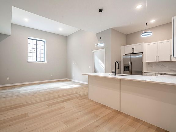 4th image of 719 Dickinson St #1A