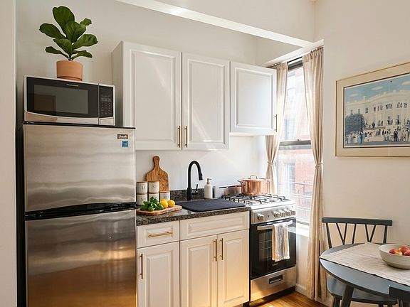 3rd image of 31 Bedford St APT 19