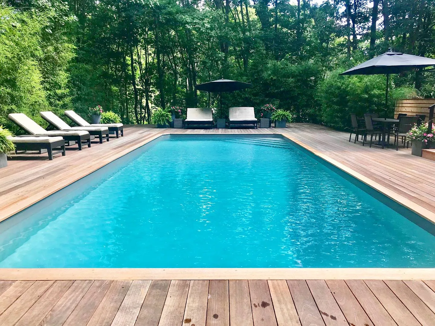 Modern Design Masterpiece - 3 Bedroom Gem with Pool — Photo 4