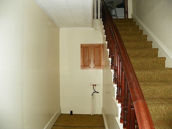 foyer/washer-dryer hook up location