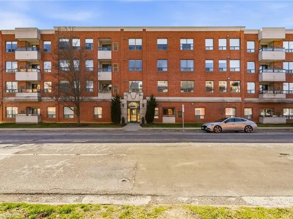 8 Main St #203, Dundas, ON L9H 1B8