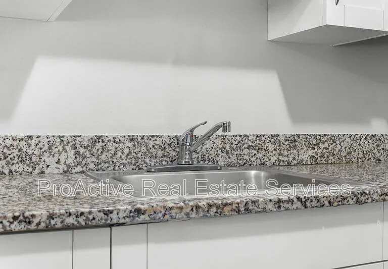 1129 Green St #8 — Photo 12