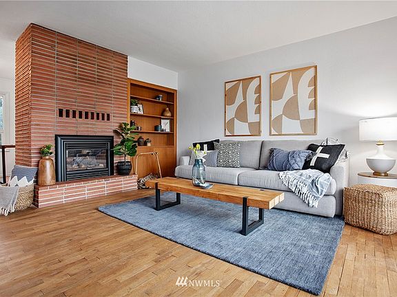 Gas fireplace and built-ins