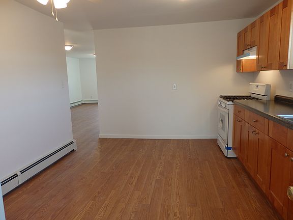 4th image of 2580 Richmond Ter