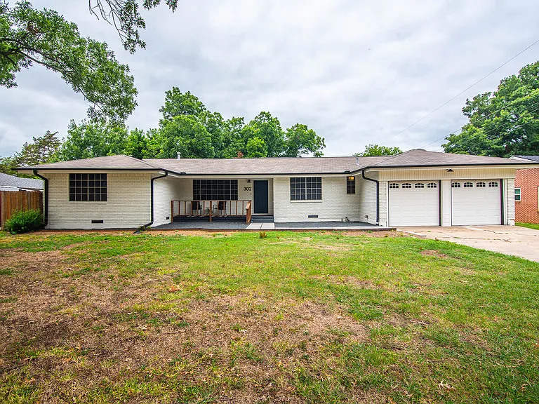 302 Circle Dr — Photo 1