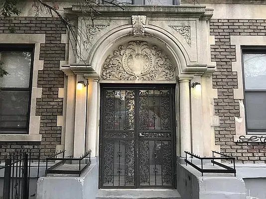 Rented by R New York | media 9