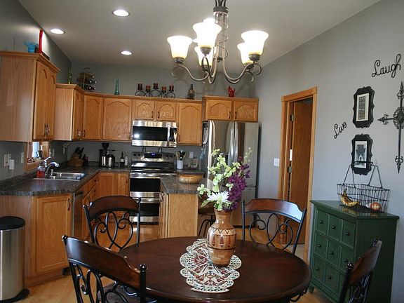 informal dining to kitchen