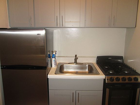 3rd image of 261 E 71st St APT 1G