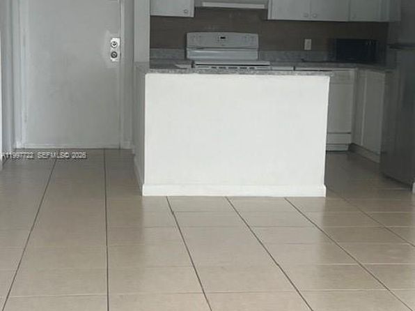 2175 NE 170th St APT 106