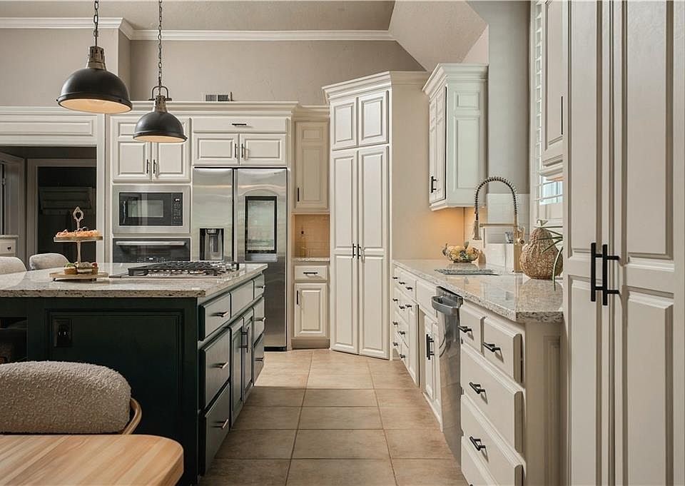 1st image of 750 Suffolk Ln