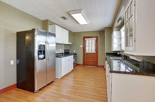 3rd image of 432 Avenue D
