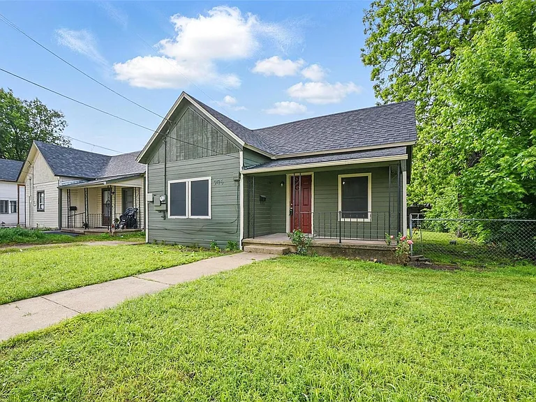 908 E Houston St — Photo 4