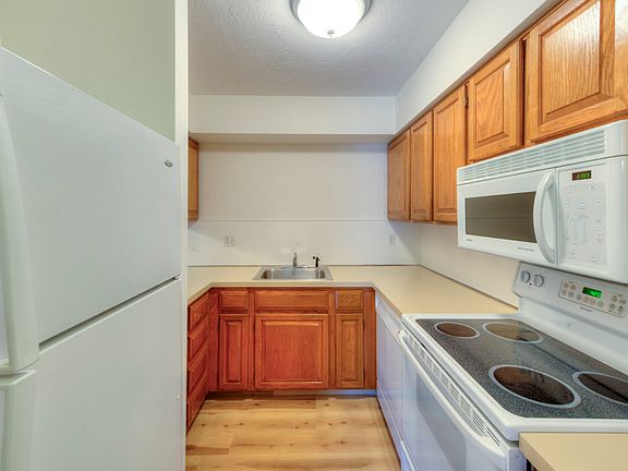 4th image of 340 Sunderland Rd #23D