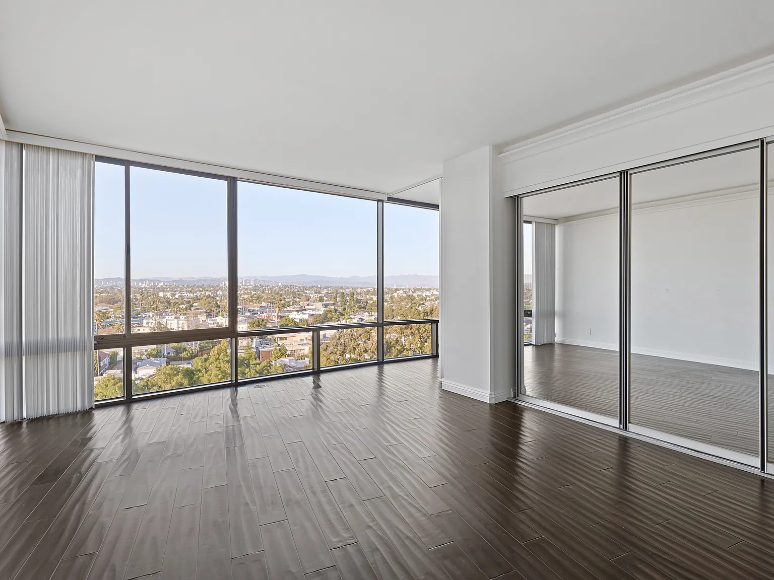 2 bed, 2.0 bath, 1422 sqft, $5,250 — Photo 2