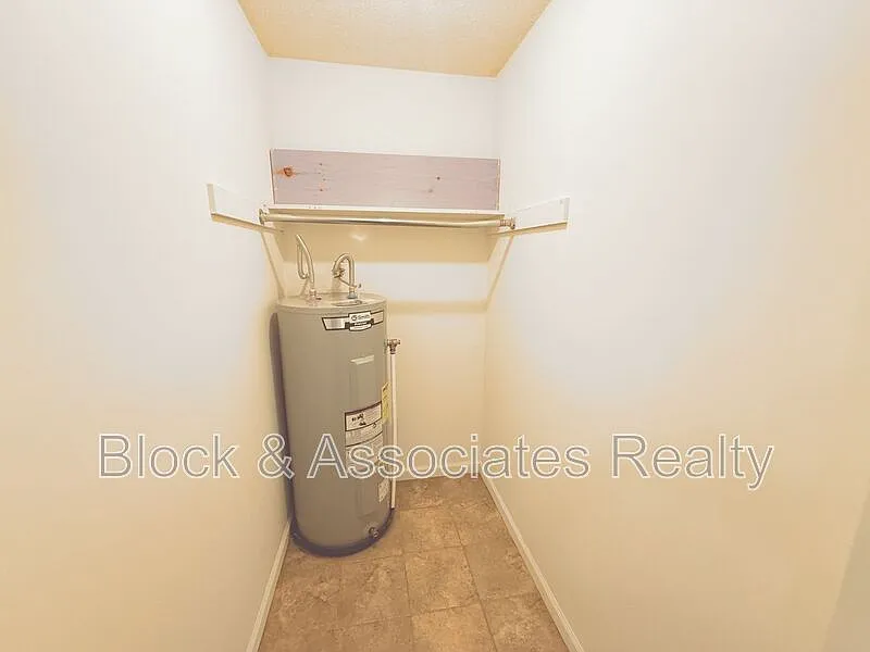 1 bed, 1.0 bath, $695 — Photo 4