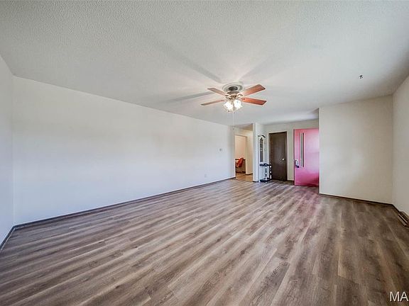 5th image of 402 Locust St