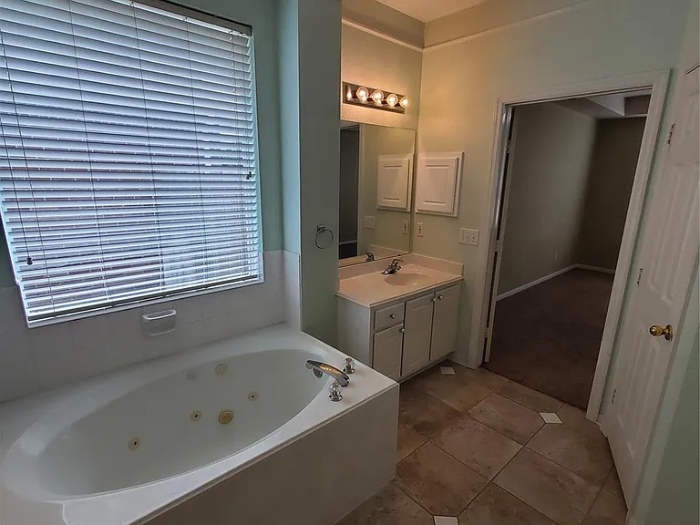 2715 Falling Forest Ct — Photo 32