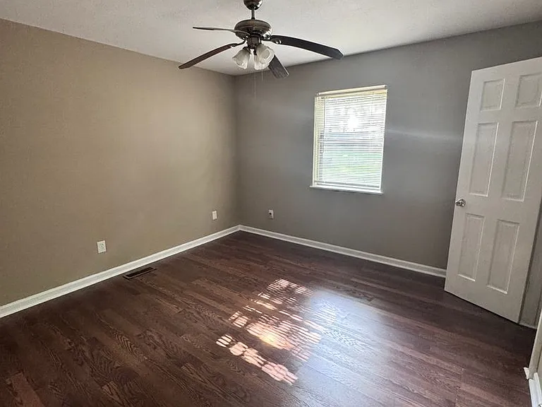 410 NE 3rd St — Photo 9