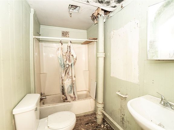 3rd image of 240 N Moore St