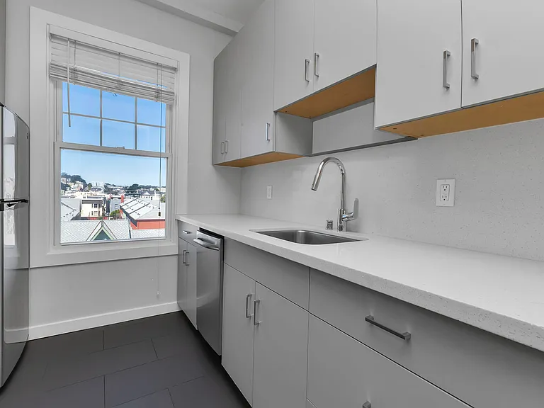 300 Buchanan — Photo 10