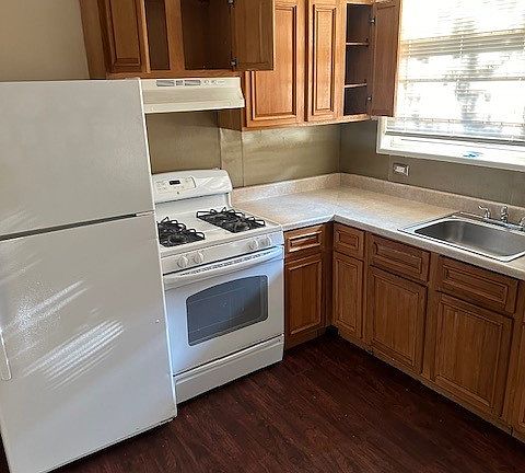 4th image of 4924 N Hutchinson St