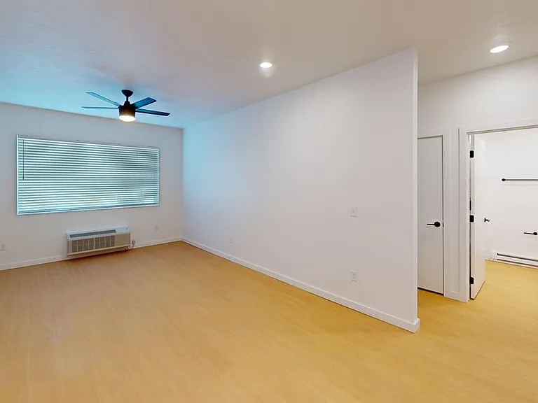 995 Holiday Park — Photo 5