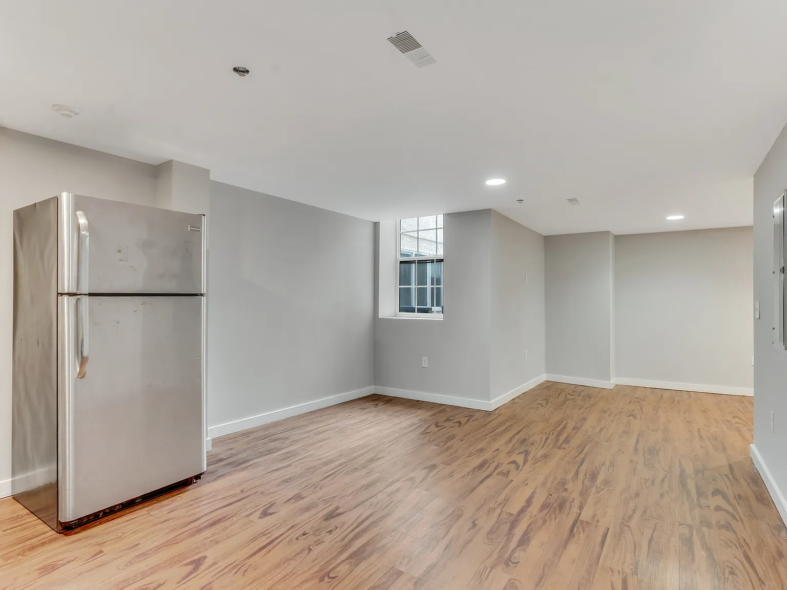 3 bed, 1050 sqft, $1,645 — Photo 3