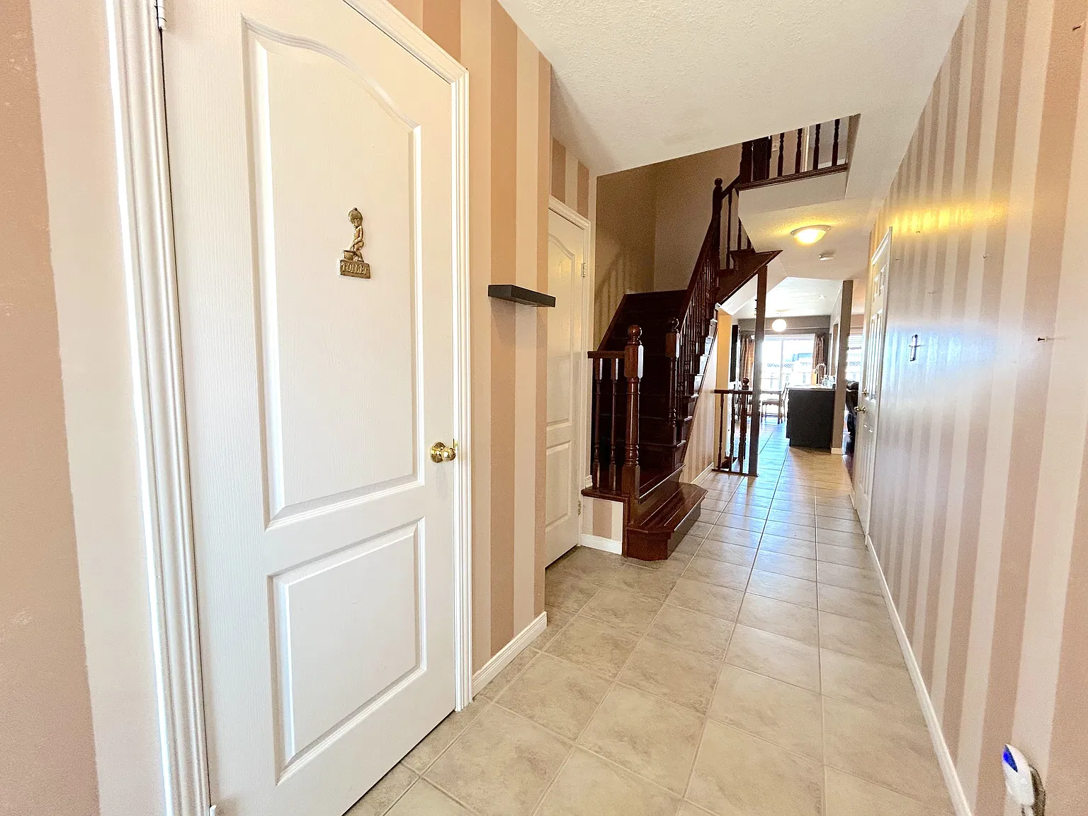 3 bed, 3.5 bath, 2000 sqft, $3,200 — Photo 2