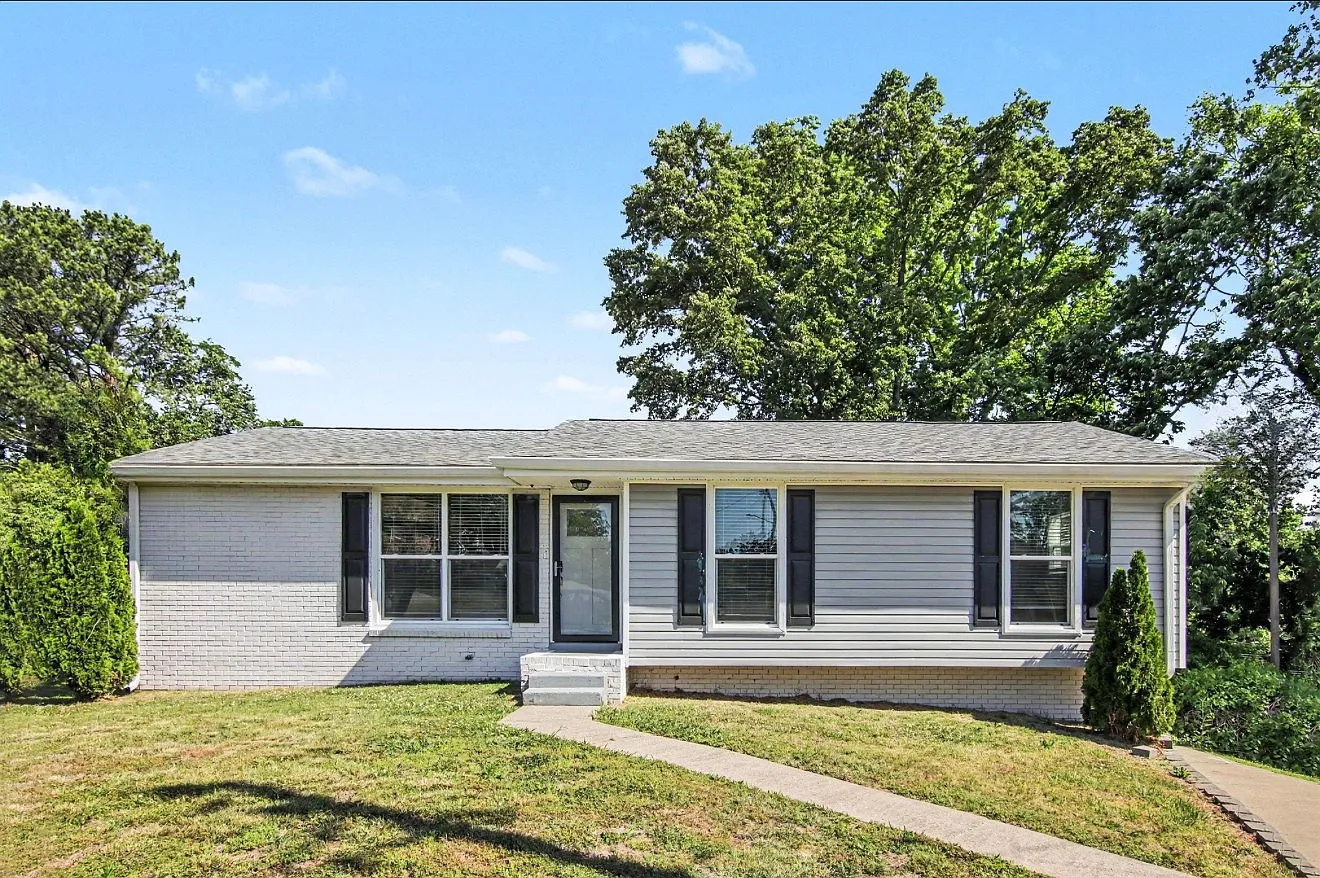 3 bed, 1.5 bath, 1300 sqft, $2,100 — Photo 1