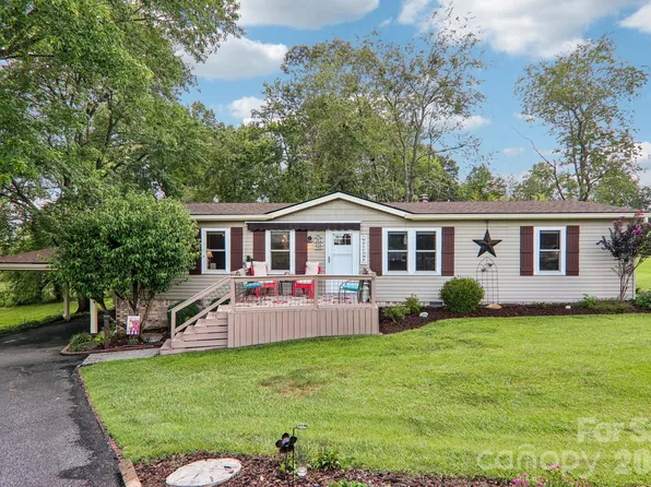 305 Meadowbrook Ct, Hendersonville, NC 28792