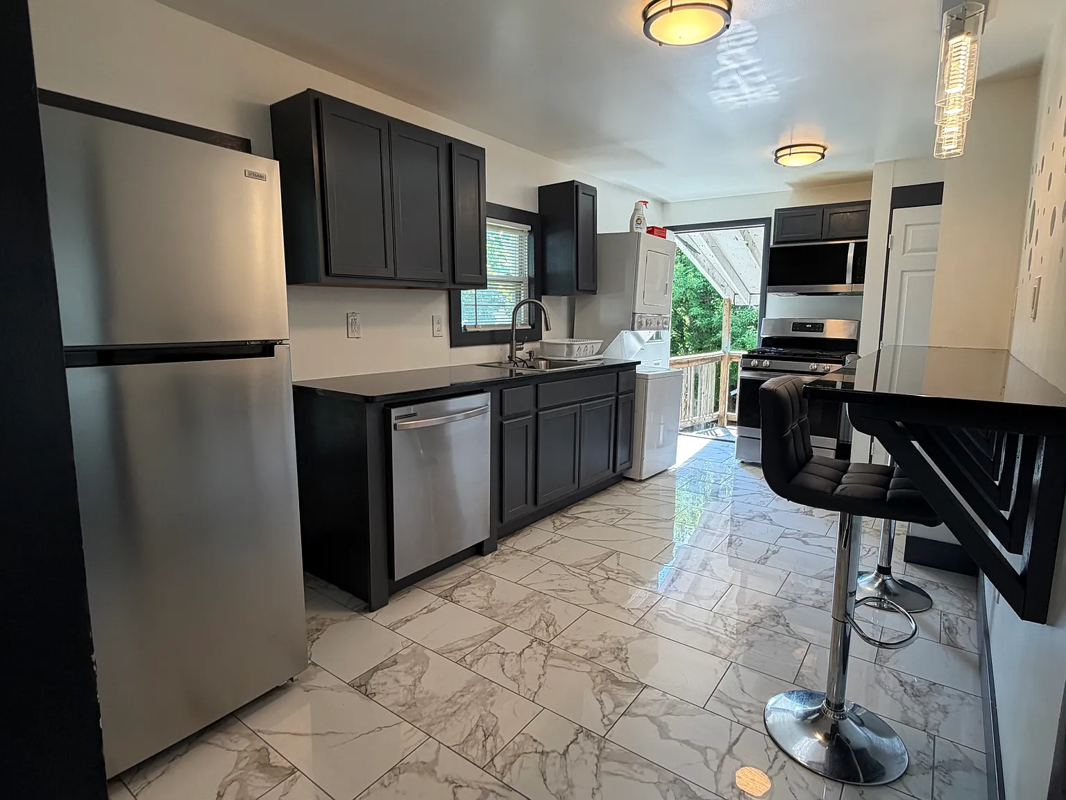 3 bed, 1200 sqft, $2,400 — Photo 4