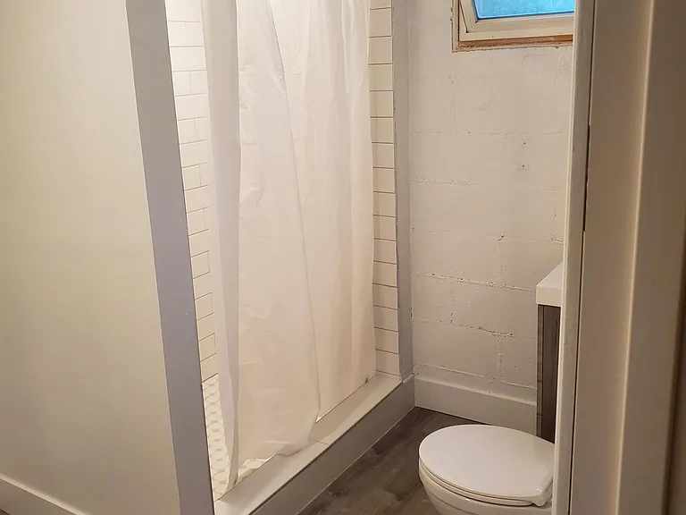 305 Scott Ave #C — Photo 11
