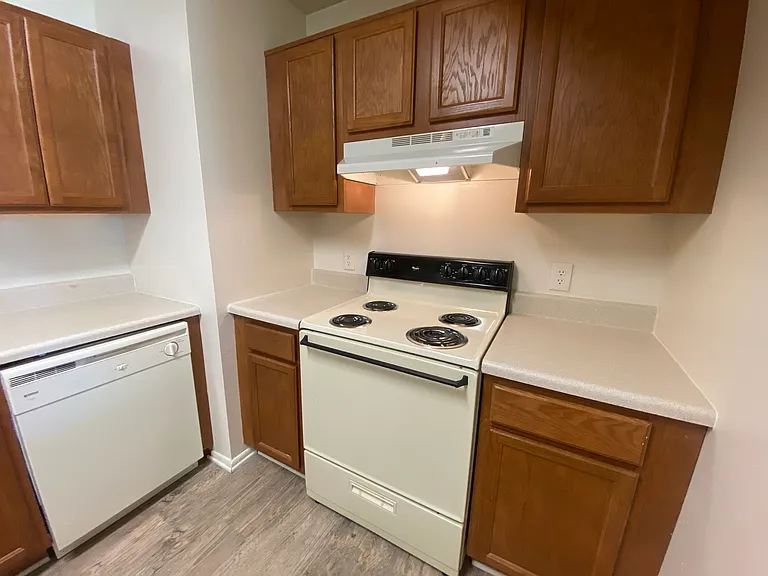 County Green Apartments — Photo 34
