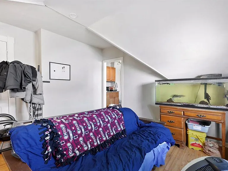 1862 Roblyn Ave — Photo 6