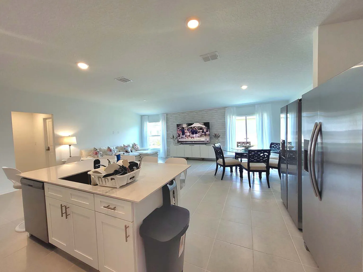 4 bed, 2148 sqft, $860 — Photo 2