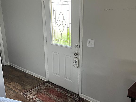 3rd image of 910 Barbara Ln