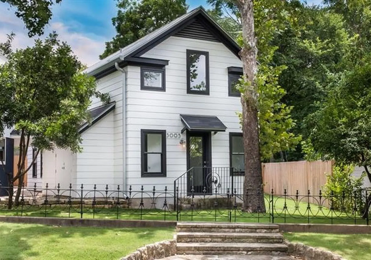 Bright, sunny two-story cozy home in Old Austin — Photo 1