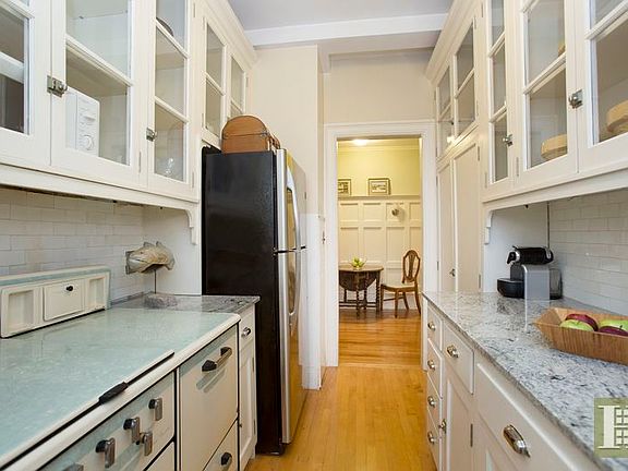 5th image of 212 E 48th St APT 4D