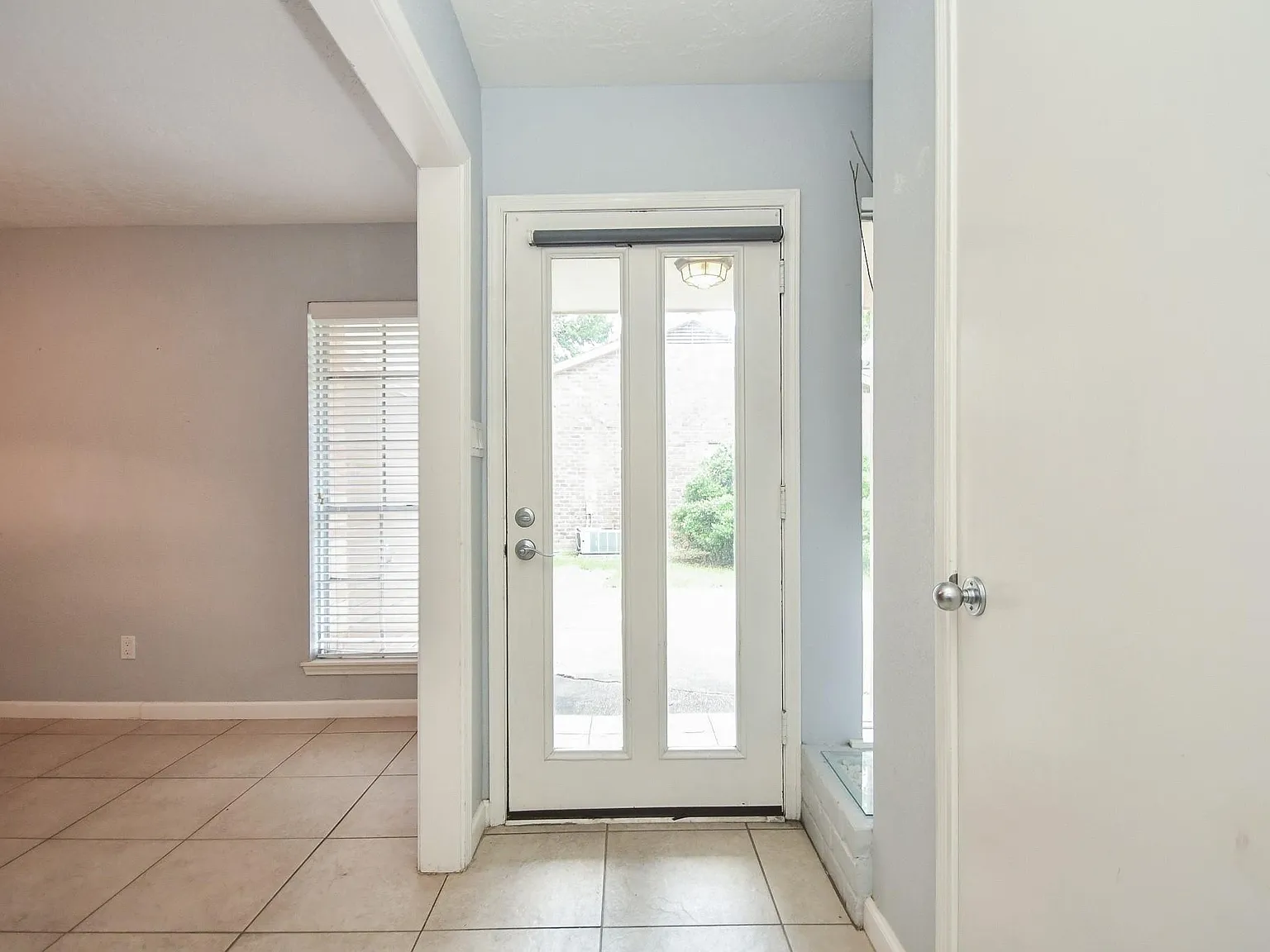 3 bed, 2.0 bath, 1746 sqft, $2,295 — Photo 3