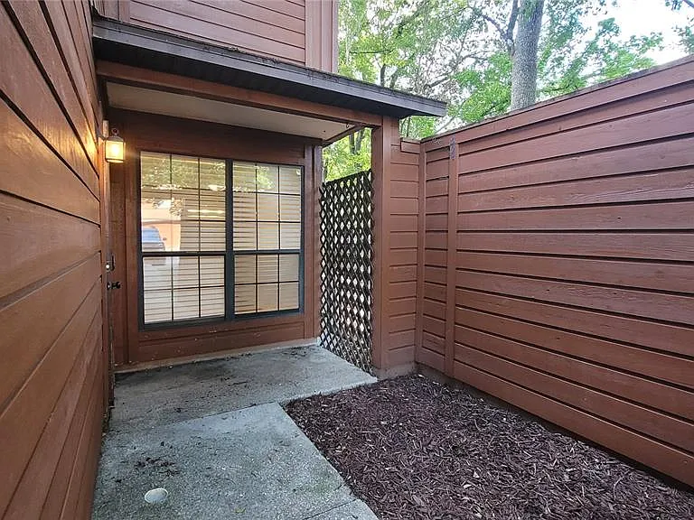 819 SW 57th Ter — Photo 2