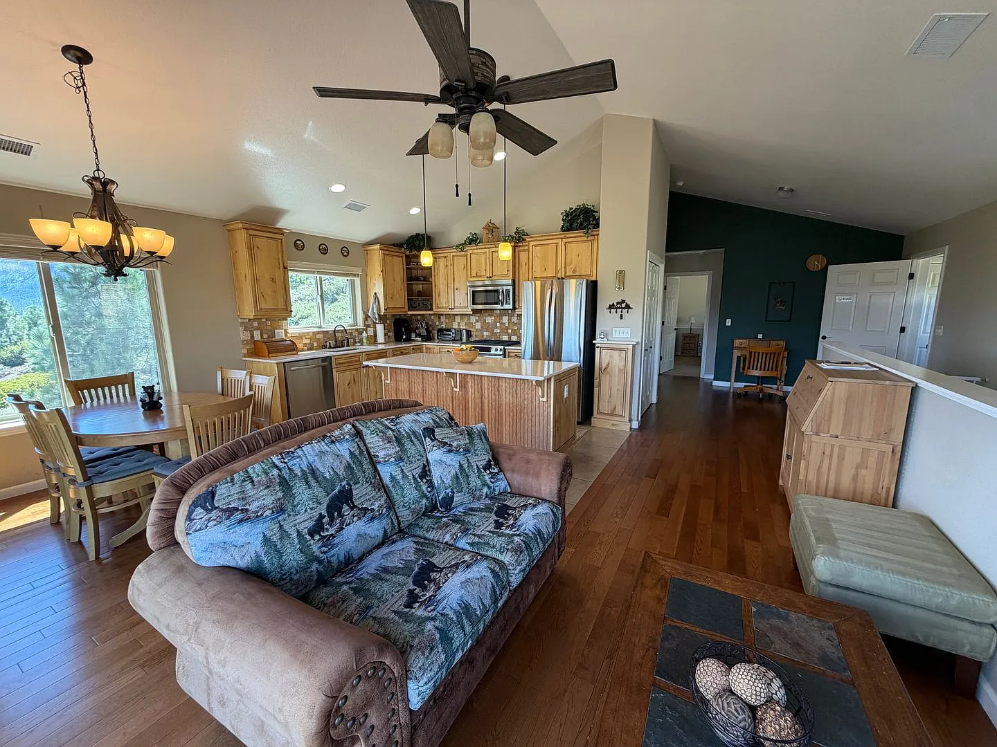 Gorgeous Views Out of Every Window! 3 Bed, 2 Bath with Garage — Photo 4