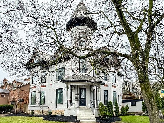 3rd image of 347 Queen St S