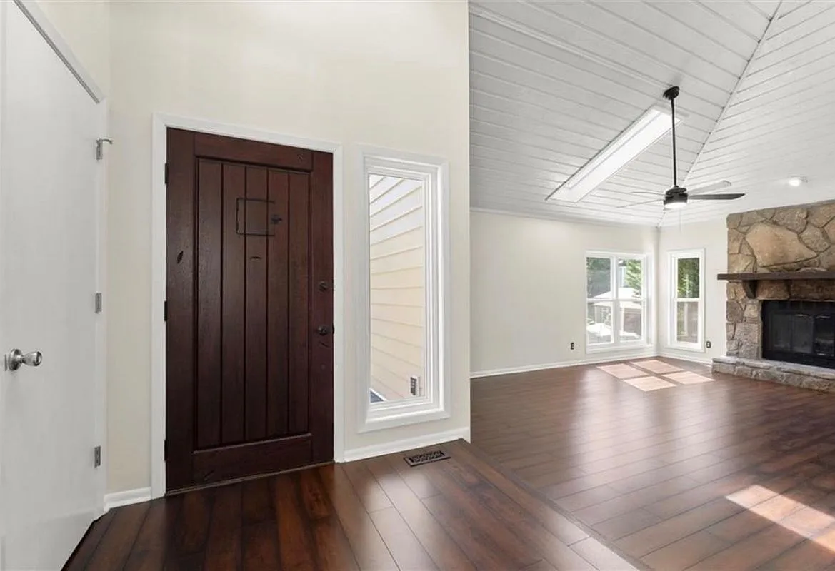 5 bed, 3.5 bath, 3042 sqft, $3,500 — Photo 3